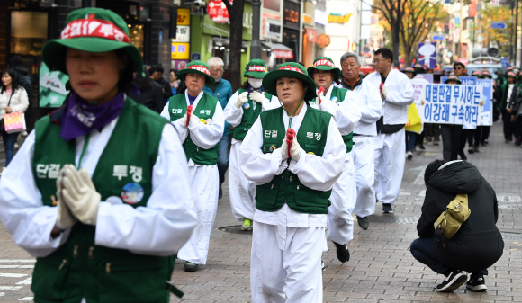 직접고용을 요구하는 톨게이트 노동자들과 3대 종교인들이 5일 서울 명동성당 인근에서 오체투지 행진을 하고 있다. 2019.11.5. 오장환 기자 5zzang@seoul.co.kr