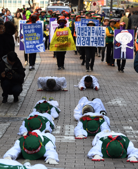 직접고용을 요구하는 톨게이트 노동자들과 3대 종교인들이 5일 서울 명동성당 인근에서 오체투지 행진을 하고 있다. 2019.11.5. 오장환 기자 5zzang@seoul.co.kr