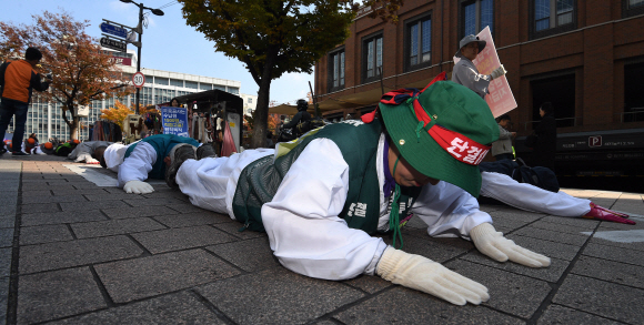직접고용을 요구하는 톨게이트 노동자들과 3대 종교인들이 5일 서울 명동성당 인근에서 오체투지 행진을 하고 있다. 2019.11.5. 오장환 기자 5zzang@seoul.co.kr