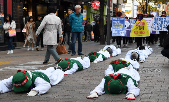 직접고용을 요구하는 톨게이트 노동자들과 3대 종교인들이 5일 서울 명동성당 인근에서 오체투지 행진을 하고 있다. 2019.11.5. 오장환 기자 5zzang@seoul.co.kr