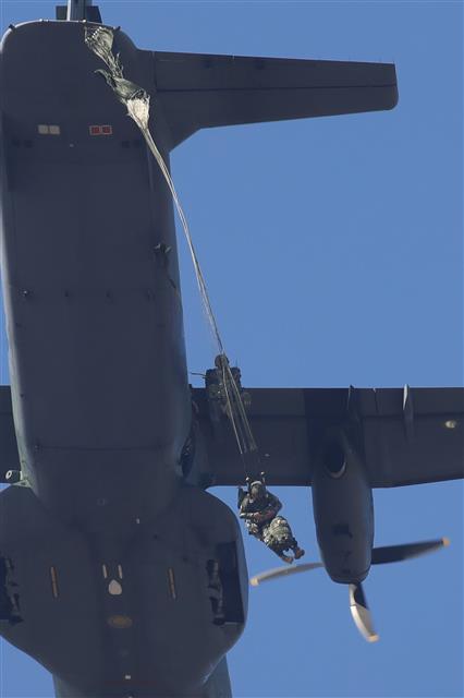 해병대 하늘로 뛰어