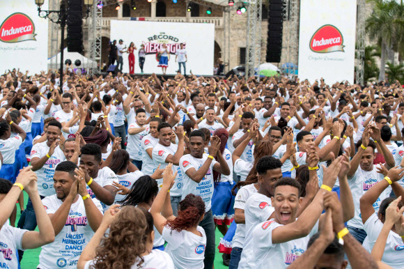 약 427명의 도미니카 커플이 3일(현지시간) 도미니카공화국 산토 도밍고에서 메렝게를 추는 커플의 기네스 세계 기록을 세우기 위해 춤을 추고 있다. 메렝게를 추는 가장 많은 파트너들의 새로운 기네스 세계 기록이 산토 도밍고에서 세워졌다. AFP 연합뉴스