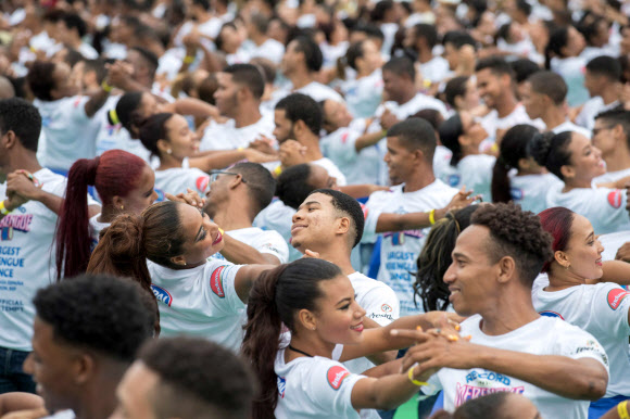 약 427명의 도미니카 커플이 3일(현지시간) 도미니카공화국 산토 도밍고에서 메렝게를 추는 커플의 기네스 세계 기록을 세우기 위해 춤을 추고 있다. 메렝게를 추는 가장 많은 파트너들의 새로운 기네스 세계 기록이 산토 도밍고에서 세워졌다. AFP 연합뉴스
