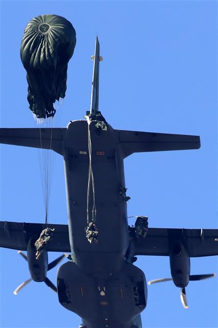 하늘로 뛰어 내린 해병대