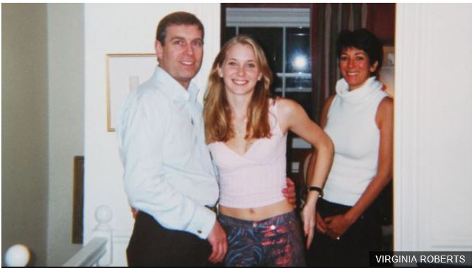 지난 2001년 앤드루 왕자(왼쪽부터)가 버지니아 지우프레(로버츠), 그녀를 자신의 런던 집으로 데려간 기슬레인 맥스웰과 함께 포즈를 취하고 있다. 버지니아 로버츠 제공 영국 BBC 홈페이지 캡처 