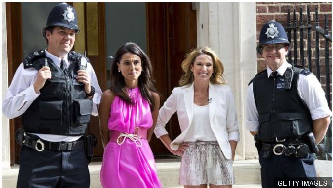 지난 2013년 조지 왕자가 태어났을 때 이를 취재한 에이미 로백(오른쪽 두 번째)이 케이트 미들턴 왕자비, 런던 경찰관들과 포즈를 취하고 있다. AFP 자료사진 