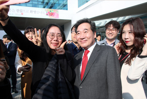 이낙연 국무총리가 6일 오전 강원 원주 국민건강보험공단에서 직원들과 함께 기념촬영을 하고 있다. 2019.11.6  연합뉴스