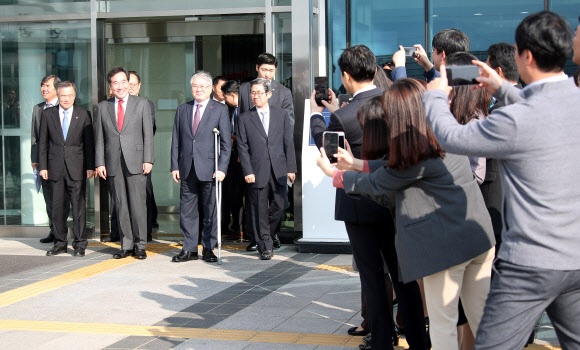 이낙연 국무총리가 6일 오전 강원 원주 국민건강보험공단에서 직원들의 환대를 받고 있다. 2019.11.6  연합뉴스