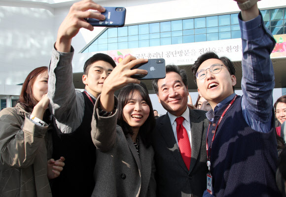 이낙연 국무총리가 6일 오전 강원 원주 국민건강보험공단에서 직원들과 함께 기념촬영을 하고 있다. 2019.11.6  연합뉴스