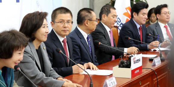 주변 둘러보는 황교안 대표