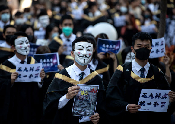 홍콩이공대학 학생들이 5일(현지시간) 졸업식에서 영화 ‘브이 포 벤데타’에 등장해 저항의 상징이 된 ‘가이 포크스’ 가면을 쓰고 반정부 시위를 벌이고 있다. AFP 연합뉴스