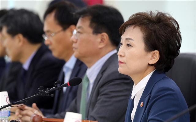 주거정책심의위원회 참석하는 김현미 국토부 장관