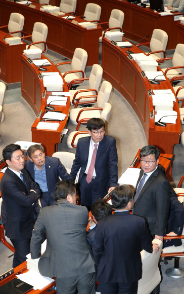 비경제부처 예산안 심사를 이어가는 국회 예산결산특별위원회 전체회의가 강기정 청와대 정무수석의 운영위원회 고성 논란으로 자유한국당 의원들이 불참해 파행된 가운데 김상조 정책실장과 더불어민주당 전해철 의원(오른쪽) 등이 이야기를 나누고 있다. 2019.11.6  연합뉴스