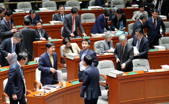 비경제부처 예산안 심사를 이어가는 국회 예산결산특별위원회 전체회의가 강기정 청와대 정무수석의 운영위원회 고성 논란으로 자유한국당 의원들이 불참해 파행되자 참석한 국무위원들이 자리를 뜨고 있다. 2019.11.6  연합뉴스