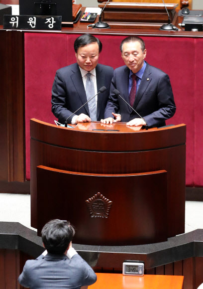 비경제부처 예산안 심사를 이어가는 국회 예산결산특별위원회 전체회의가 강기정 청와대 정무수석의 운영위원회 고성 논란으로 자유한국당 의원들이 불참해 파행된 가운데 김재원 위원장과 김석기 의원이 기념촬영을 하고 있다. 2019.11.6  연합뉴스