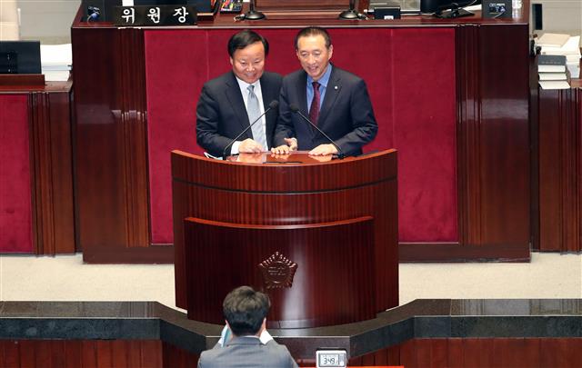 김재원 국회 예산결산특별위원장과 김석기 자유한국당 의원이 6일 서울 여의도 국회 예결위 회의장에서 국무위원들과 더불어민주당 의원들이 빠져나가자 기념촬영을 하고 있다. 이날 예결위 전체회의는 ‘강기정 정무수석의 운영위 고성 논란’으로 자유한국당 의원이 불참해 파행됐다. 2019.11.6 뉴스1