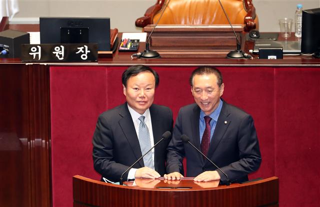 김재원 국회 예산결산특별위원장과 김석기 자유한국당 의원이 6일 서울 여의도 국회 예결위 회의장에서 국무위원들과 더불어민주당 의원들이 빠져나가자 기념촬영을 하고 있다. 이날 예결위 전체회의는 ‘강기정 정무수석의 운영위 고성 논란’으로 자유한국당 의원이 불참해 파행됐다. 2019.11.6 뉴스1