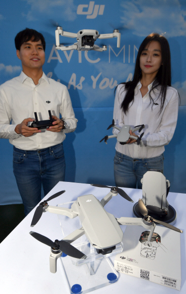 6일 서울 용산구 용산전자상가에서 홍보모델들이 DJI사의 신제품 메빅미니를 선보이고 있다. 2019.11.6 박지환기자 popocar@seoul.co.kr