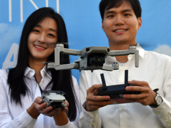 6일 서울 용산구 용산전자상가에서 홍보모델들이 DJI사의 신제품 메빅미니를 선보이고 있다. 2019.11.6 박지환기자 popocar@seoul.co.kr