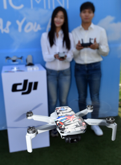 6일 서울 용산구 용산전자상가에서 홍보모델들이 DJI사의 신제품 메빅미니를 선보이고 있다. 2019.11.6 박지환기자 popocar@seoul.co.kr