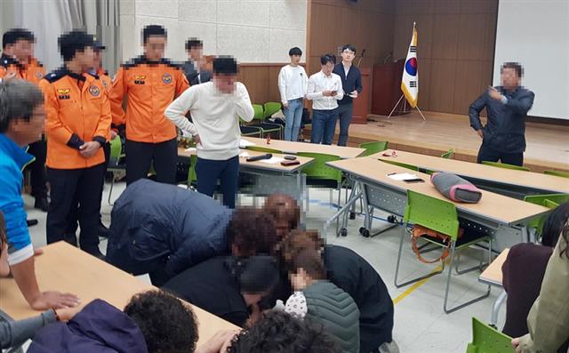 해경이 6일 오전 대구 달서구 강서소방서 실종자 가족 대기실에서 KBS측으로 넘겨받은 독도 헬기 추락 사고 영상을 공개했다. 영상을 보던 실종자 가족이 오열하다 실신했다.2019.11.6 뉴스1