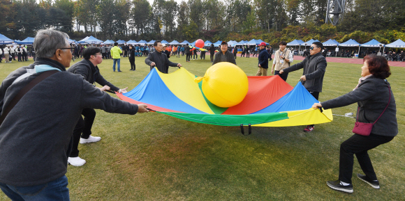 6일 서울 송파구 잠실종합운동장 보조경기장에서 열린 2019서울특별시장애인생활체육대회에서 참가 선수들이 낙하산공바운스 종목 대결을 펼치고 있다. 2019.11.6 오장환 기자 5zzang@seoul.co.kr