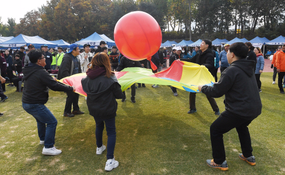 6일 서울 송파구 잠실종합운동장 보조경기장에서 열린 2019서울특별시장애인생활체육대회에서 참가 선수들이 낙하산공바운스 종목 대결을 펼치고 있다. 2019.11.6 오장환 기자 5zzang@seoul.co.kr