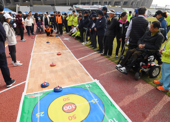 6일 서울 송파구 잠실종합운동장 보조경기장에서 열린 2019서울특별시장애인생활체육대회에서 참가 선수들이 뉴에이지컬링 종목 대결을 펼치고 있다. 2019.11.6 오장환 기자 5zzang@seoul.co.kr