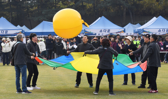 6일 서울 송파구 잠실종합운동장 보조경기장에서 열린 2019서울특별시장애인생활체육대회에서 참가 선수들이 낙하산공바운스 종목 대결을 펼치고 있다. 2019.11.6 오장환 기자 5zzang@seoul.co.kr