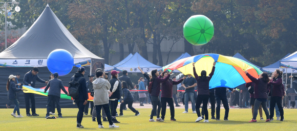 6일 서울 송파구 잠실종합운동장 보조경기장에서 열린 2019서울특별시장애인생활체육대회에서 참가 선수들이 낙하산공바운스 종목 대결을 펼치고 있다. 2019.11.6 오장환 기자 5zzang@seoul.co.kr
