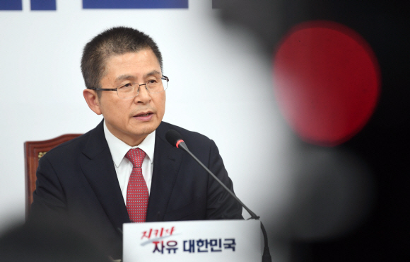 6일 서울 여의도 국회에서 자유한국당 황교안 대표가 긴급기자회견을 하고 있다.2019. 11. 6 정연호 기자 tpgod@seoul.co.kr