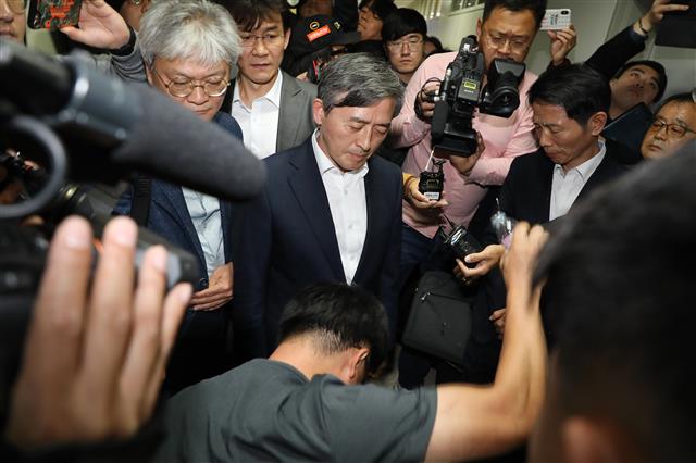 양승동 KBS 사장이 6일 오후 독도 소방헬기 사고 실종자 가족 대기실이 있는 대구 달성군 강서소방서를 방문해 사과하려다 가족들의 항의를 받고 있다. 실종자 가족이 생수통을 바닥에 던지고 있다. 가족들은 소방헬기 추락 당시 촬영된 동영상 원본 공개와 함께 동영상을 촬영한 엔지니어, 영상을 이용해 소방헬기 추락 기사를 보도한 기자, 양승동 KBS 사장이 함께 사과해야 한다고 주장했다. 2019.11.6 뉴스1