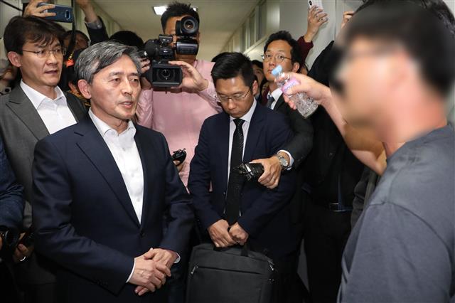 양승동 KBS 사장이 6일 오후 독도 소방헬기 사고 실종자 가족 대기실이 있는 대구 달성군 강서소방서를 방문해 사과하려다 가족들의 항의를 받고 있다. 가족들은 소방헬기 추락 당시 촬영된 동영상 원본 공개와 함께 동영상을 촬영한 엔지니어, 영상을 이용해 소방헬기 추락 기사를 보도한 기자, 양승동 KBS 사장이 함께 사과해야 한다고 주장했다. 2019.11.6 뉴스1