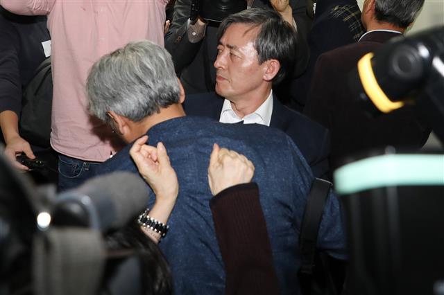 양승동 KBS 사장이 6일 오후 독도 소방헬기 사고 실종자 가족 대기실이 있는 대구 달성군 강서소방서를 방문해 사과하려다 가족들의 항의를 받고 있다. 가족들은 소방헬기 추락 당시 촬영된 동영상 원본 공개와 함께 동영상을 촬영한 엔지니어, 영상을 이용해 소방헬기 추락 기사를 보도한 기자, 양승동 KBS 사장이 함께 와서 사과해야 한다고 주장했다. 2019.11.6 뉴스1