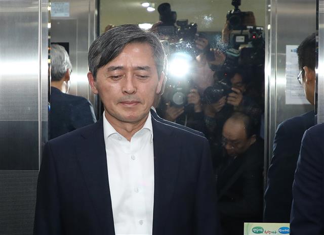 양승동 KBS 사장이 6일 오후 독도 소방헬기 사고 실종자 가족 대기실이 있는 대구 달성군 강서소방서를 방문해 사과하려다 가족들의 항의로 면담이 불발된 뒤 엘리베이터를 타고 있다. 가족들은 소방헬기 추락 당시 촬영된 동영상 원본 공개와 함께 동영상을 촬영한 엔지니어, 영상을 이용해 소방헬기 추락 기사를 보도한 기자, 양승동 KBS 사장이 함께 와서 사과해야 한다고 주장했다. 2019.11.6 뉴스1