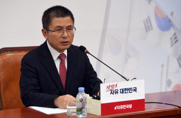자유한국당 황교안 대표가 6일 국회에서 긴급 기자간담회를 열고 보수통합협의기구 설치를 제안하고 있다. 정연호 기자 tpgod@seoul.co.kr