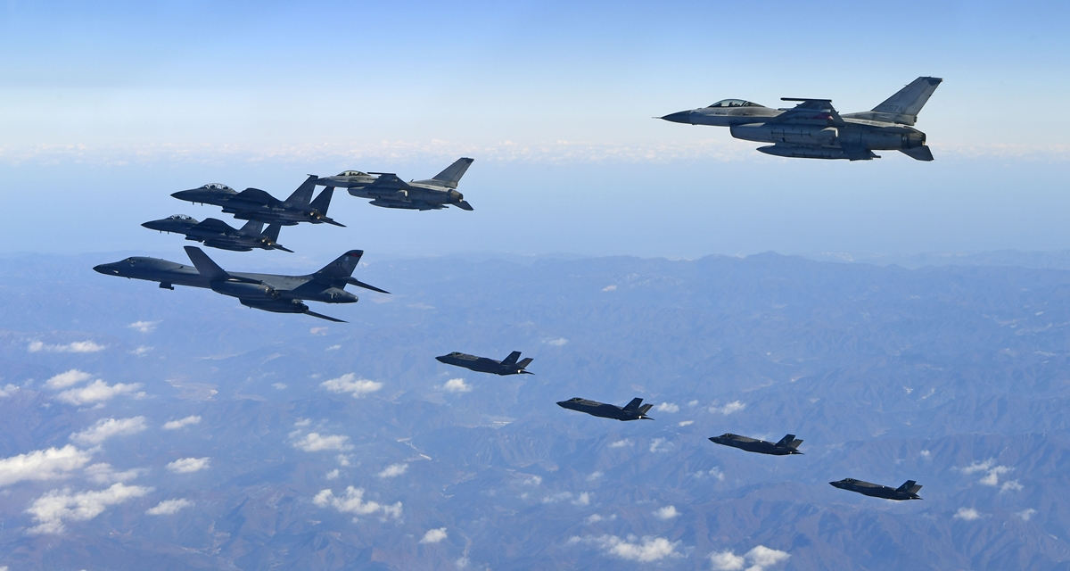 2017년 12월에 실시된 한미 연합공중훈련 ‘비질런트 에이스(Vigilant Ace). 한반도 상공에서 미국의 장거리전략폭격기 B-1B ‘랜서’ 1대와 한국공군 F-16 2대, F-15K 2대, 미국 공군 F-35A 2대, F-35B 2대가 편대 비행하고 있다. 2017.12.6  공군 제공