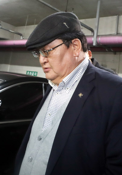 여객기 기내에서 여성 승무원을 성추행한 혐의를 받아 경찰 조사를 받은 드바야르 도르지 몽골 헌법재판소장이 7일 오전 인천시 남동구 인천지방경찰청을 나서고 있다. 2019.11.7  연합뉴스