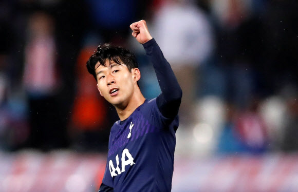 손흥민이 6일(현지시간) 세르비아 베오그라드의 라이코 미티치 경기장에서 열린 츠르베나 즈베즈다(세르비아)와의 2019-2020시즌 유럽축구연맹(UEFA) 챔피언스리그 조별리그 B조 4차전에서 팀의 두 번째 골을 터뜨린 뒤 주먹을 불끈 쥐어 보이고 있다.  로이터 연합뉴스