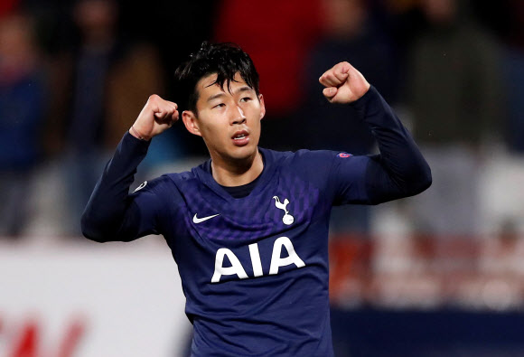 손흥민이 6일(현지시간) 세르비아 베오그라드의 라이코 미티치 경기장에서 열린 츠르베나 즈베즈다(세르비아)와의 2019-2020시즌 유럽축구연맹(UEFA) 챔피언스리그 조별리그 B조 4차전에서 팀의 두 번째 골을 터뜨린 뒤 주먹을 불끈 쥐어 보이고 있다.  로이터 연합뉴스