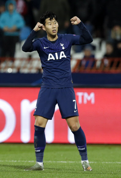 손흥민이 6일(현지시간) 세르비아 베오그라드의 라이코 미티치 경기장에서 열린 츠르베나 즈베즈다(세르비아)와의 2019-2020시즌 유럽축구연맹(UEFA) 챔피언스리그 조별리그 B조 4차전에서 골을 터뜨린 뒤 주먹을 불끈 쥐어 보이고 있다.  EPA 연합뉴스