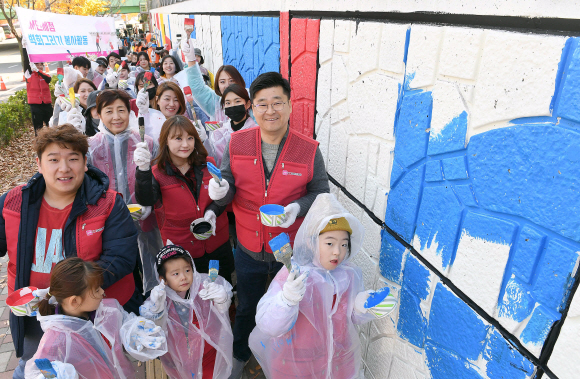 7일 ㈜에스엠면세점 김태훈대표(오른쪽)와 임직원들이  인천공항점이 소재한  인천 중구 운서동에서 운서역 미관 개선을 위한 운서역 철도길 아래 웅벽에 벽화 그리기에 참여하고 있다. SM면세점의 사회공행사로 진행된 이번행사는 낙후된 웅벽을 아름다운 벽화로 탈바꿈시켜 지역 환경개선을 위한 활동이다. 2019. 11.07. 박지환 기자popocar@seoul.co.kr