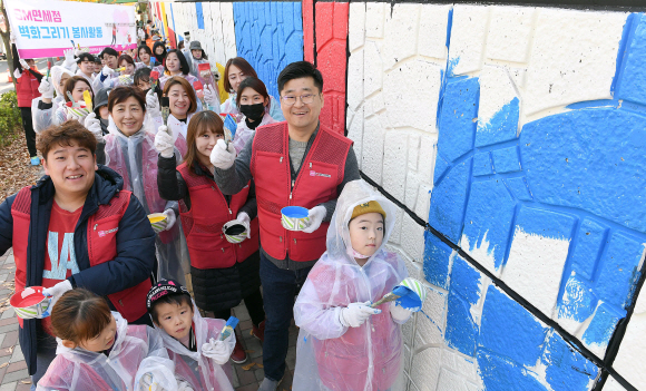7일 ㈜에스엠면세점 김태훈대표(오른쪽)와 임직원들이  인천공항점이 소재한  인천 중구 운서동에서 운서역 미관 개선을 위한 운서역 철도길 아래 웅벽에 벽화 그리기에 참여하고 있다. SM면세점의 사회공행사로 진행된 이번행사는 낙후된 웅벽을 아름다운 벽화로 탈바꿈시켜 지역 환경개선을 위한 활동이다. 2019. 11.07. 박지환 기자popocar@seoul.co.kr