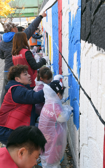 7일 ㈜에스엠면세점  임직원들이  인천공항점이 소재한  인천 중구 운서동에서 운서역 미관 개선을 위한 운서역 철도길 아래 웅벽에 벽화 그리기에 참여하고 있다. SM면세점의 사회공행사로 진행된 이번행사는 낙후된 웅벽을 아름다운 벽화로 탈바꿈시켜 지역 환경개선을 위한 활동이다. 2019. 11.07. 박지환 기자popocar@seoul.co.kr