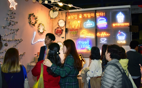 7일 서울 삼성동 코엑스에서 열린 ‘제18회 서울카페쇼’에서 관람객들이 행사장을 둘러보며 음료시음 및 다양한 전시장 체험을 해보고 있다.  2019.11.7.    이종원 선임기자 jongwon@seoul.co.kr