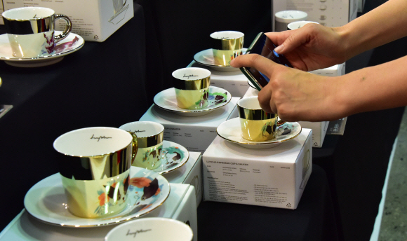 7일 서울 삼성동 코엑스에서 열린 ‘제18회 서울카페쇼’에서 관람객들이 행사장을 둘러보며 음료시음 및 다양한 전시장 체험을 해보고 있다.  2019.11.7.    이종원 선임기자 jongwon@seoul.co.kr