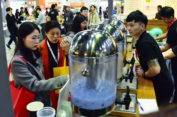 7일 서울 삼성동 코엑스에서 열린 ‘제18회 서울카페쇼’에서 관람객들이 행사장을 둘러보며 음료시음 및 다양한 전시장 체험을 해보고 있다.  2019.11.7.    이종원 선임기자 jongwon@seoul.co.kr