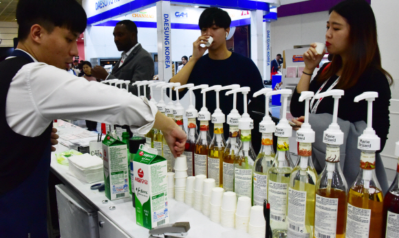 7일 서울 삼성동 코엑스에서 열린 ‘제18회 서울카페쇼’에서 관람객들이 행사장을 둘러보며 음료시음 및 다양한 전시장 체험을 해보고 있다.  2019.11.7.    이종원 선임기자 jongwon@seoul.co.kr