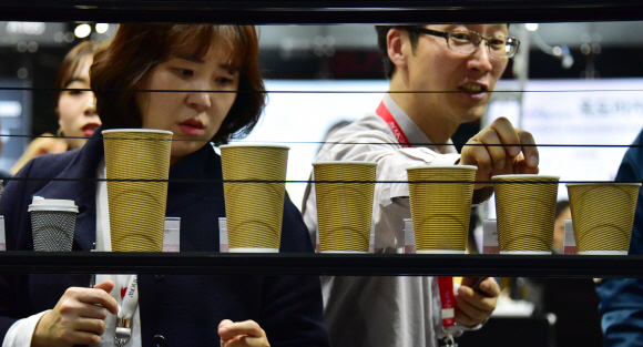 7일 서울 삼성동 코엑스에서 열린 ‘제18회 서울카페쇼’에서 관람객들이 행사장을 둘러보며 음료시음 및 다양한 전시장 체험을 해보고 있다.  2019.11.7.    이종원 선임기자 jongwon@seoul.co.kr