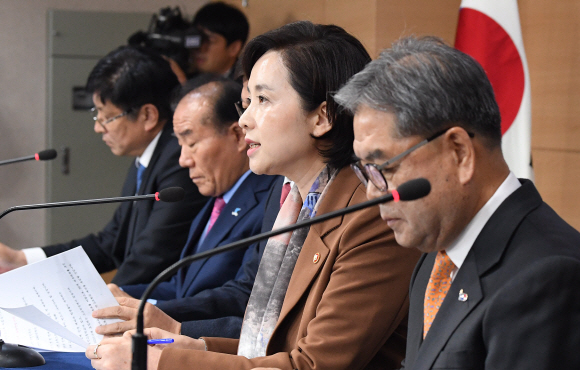 유은혜 사회부총리 겸 교육부장관과 교육감들이 7일 정부서울청사에서 자율형사립고, 특수목적고 폐지 등 고교서열화 해소 및 일반고 교육역량 강화 방안을 발표하고 있다. 2019.11.7 오장환 기자 5zzang@seoul.co.kr